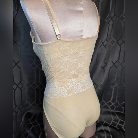 Lace bodysuit - Picture 2 of 3